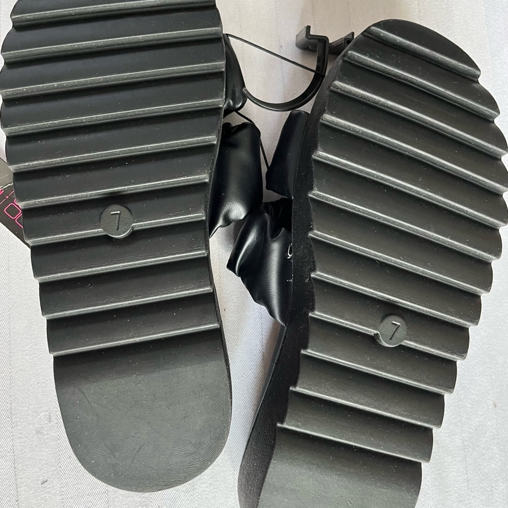 NWTG/ slide sandals/ No Boundaries/ size 7 - Picture 3 of 5